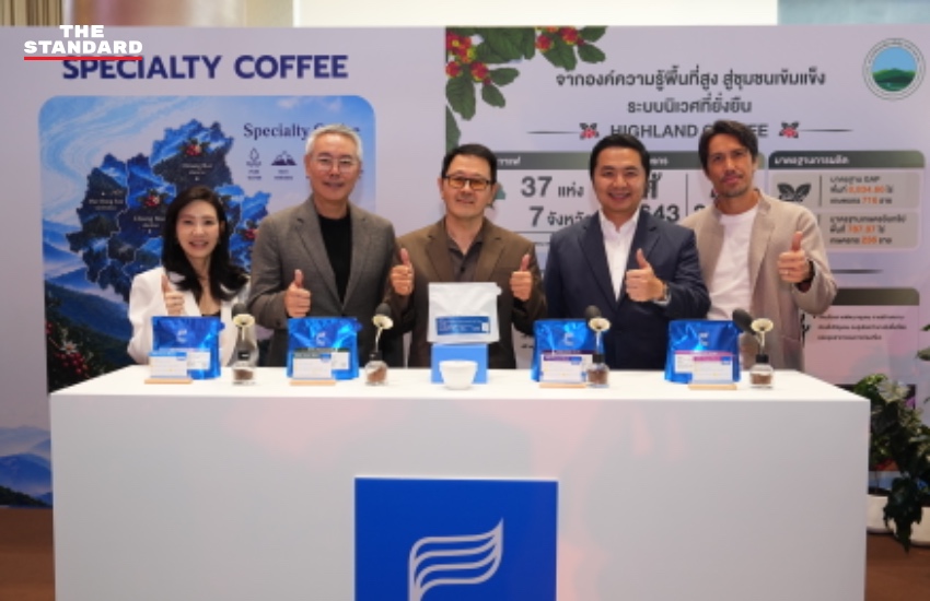ภาพบรรยากาศงาน ICONIC CRAFT COFFEE EXPO 2026 ที่ไอคอนสยาม มีผู้คนกำลังเลือกซื้อและชิมกาแฟ 6
