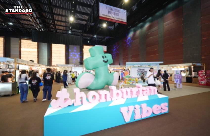 ภาพบรรยากาศงาน ICONIC CRAFT COFFEE EXPO 2026 ที่ไอคอนสยาม มีผู้คนกำลังเลือกซื้อและชิมกาแฟ 7