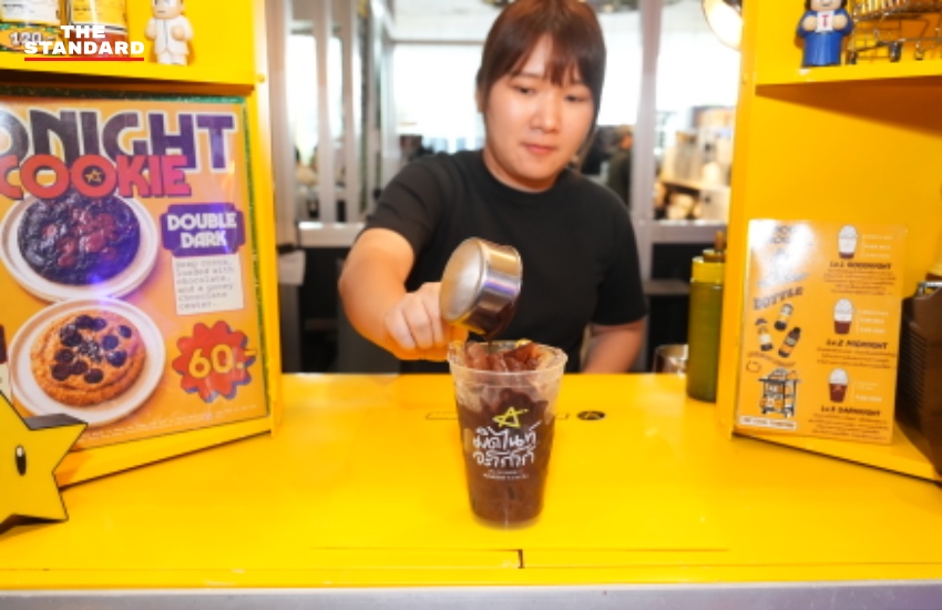 ภาพบรรยากาศงาน ICONIC CRAFT COFFEE EXPO 2026 ที่ไอคอนสยาม มีผู้คนกำลังเลือกซื้อและชิมกาแฟ 9