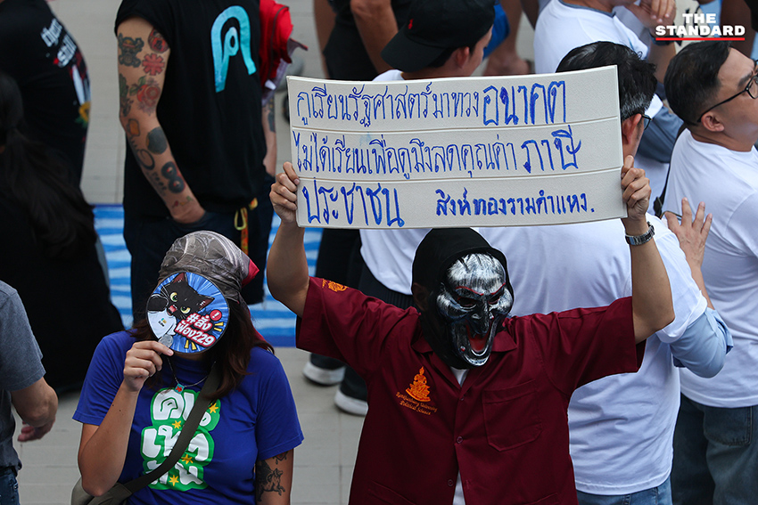 กลุ่มมวลชนแคมเปญ สั่งฟ้องสว.229 รวมตัวหน้าหอศิลปวัฒนธรรมแห่งกรุงเทพมหานคร จัดกิจกรรมแสดงพลังก่อน กกต. ลงมติคดีฮั้วเลือก สว. 12
