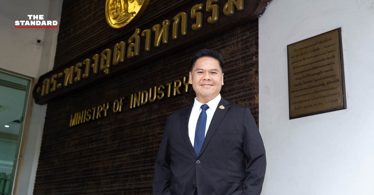 ภาพนายวราวุธ ศิลปะอาชา รัฐมนตรีว่าการกระทรวงอุตสาหกรรม กำลังให้สัมภาษณ์เกี่ยวกับแผนช่วยเหลือ SMEs