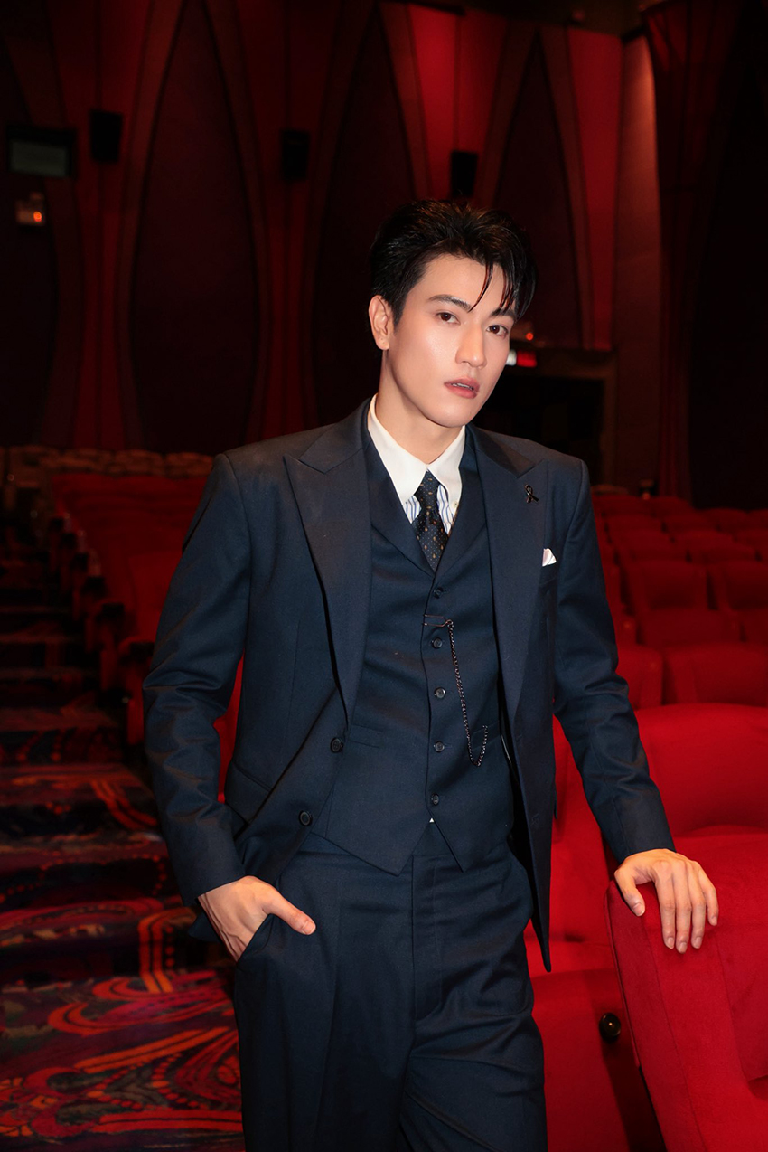 ภาพถ่าย อิน-องศา สองนักแสดงชายในชุดสูท 1