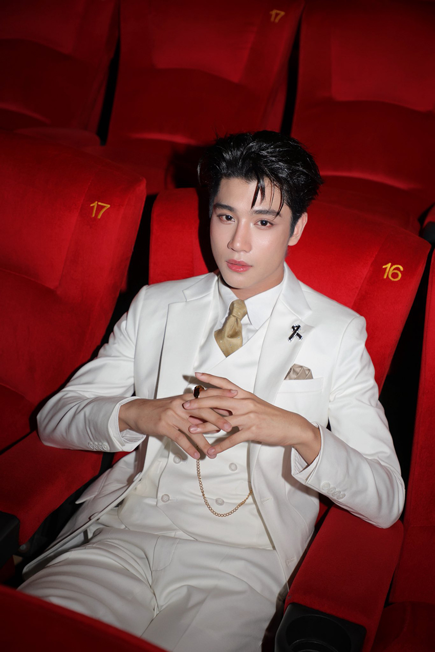 ภาพถ่าย อิน-องศา สองนักแสดงชายในชุดสูท 2