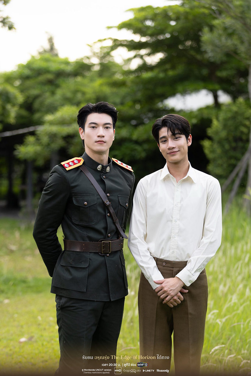 ภาพถ่าย อิน-องศา สองนักแสดงชายในชุดสูท 3