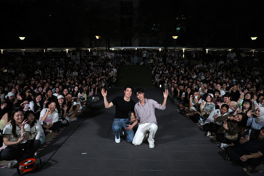 ภาพถ่าย อิน-องศา สองนักแสดงชายในชุดสูท 4