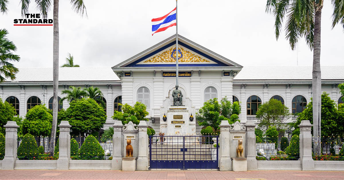 ภาพกราฟิกข่าวจาก THE STANDARD แสดงข้อความกระทรวงมหาดไทยชี้แจงเหตุผลการเนรเทศชาวฝรั่งเศส