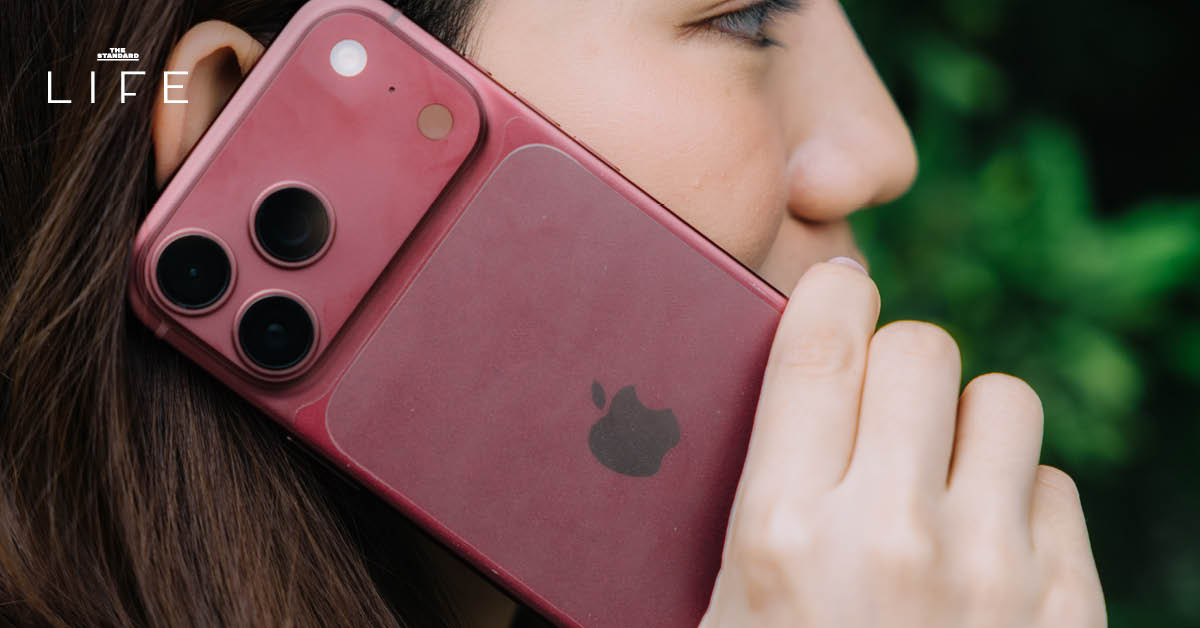 ภาพสมาร์ทโฟน iPhone 18 Pro Max สีดำ แสดงหน้าจอและตัวเครื่อง