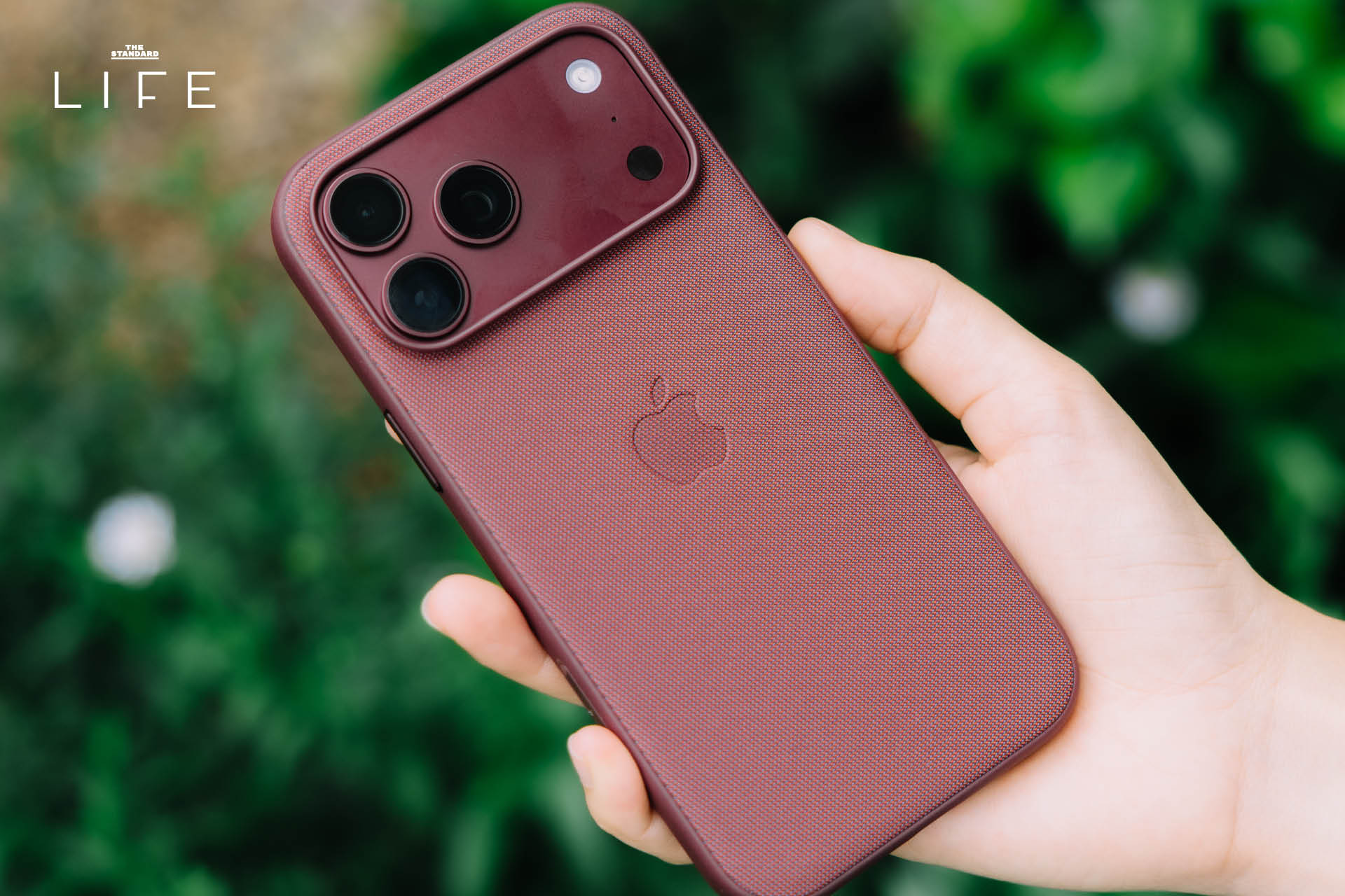 ภาพสมาร์ทโฟน iPhone 18 Pro Max สีดำ แสดงหน้าจอและตัวเครื่อง 4