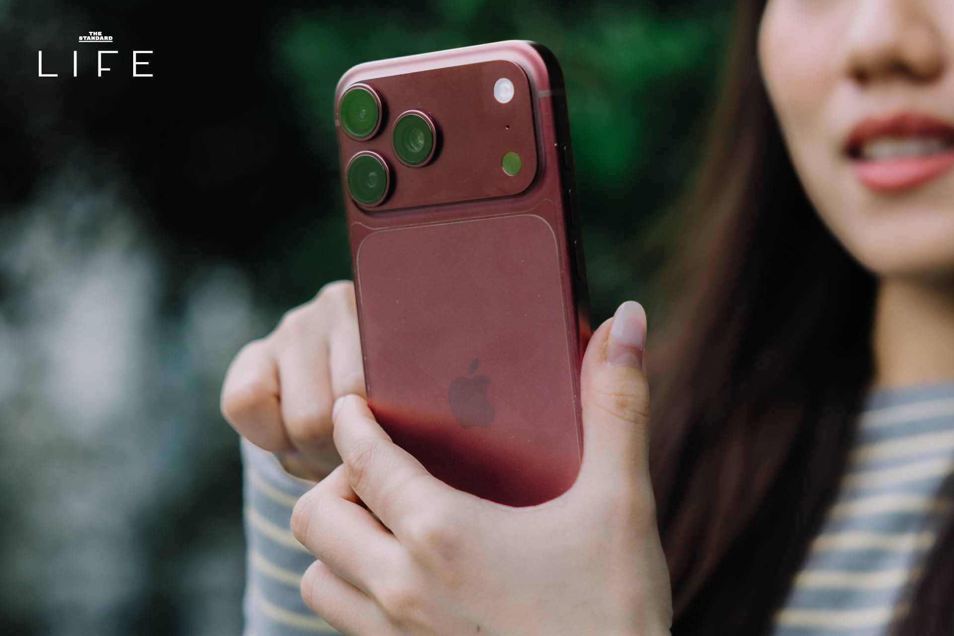 ภาพสมาร์ทโฟน iPhone 18 Pro Max สีดำ แสดงหน้าจอและตัวเครื่อง 5