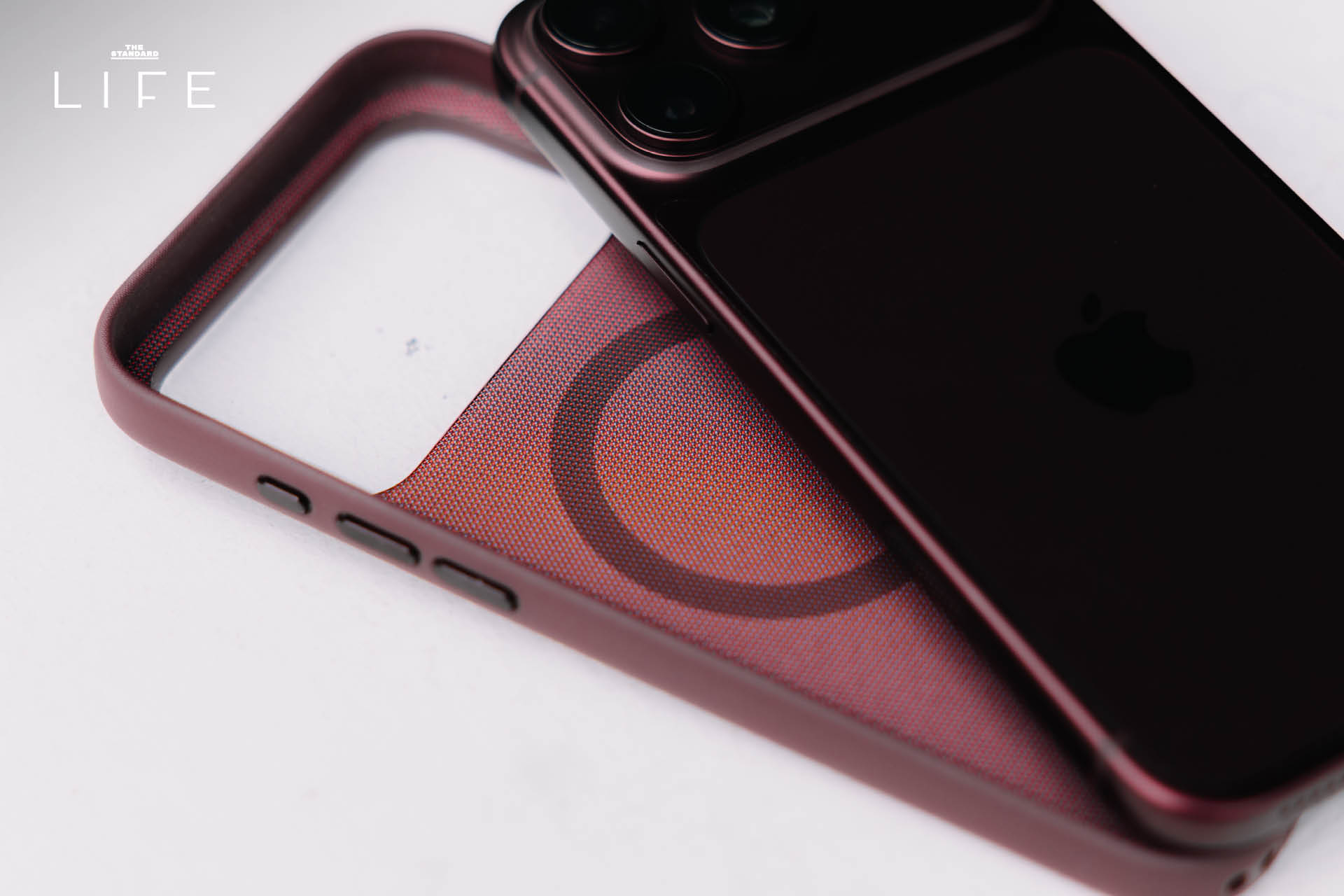 ภาพสมาร์ทโฟน iPhone 18 Pro Max สีดำ แสดงหน้าจอและตัวเครื่อง 7