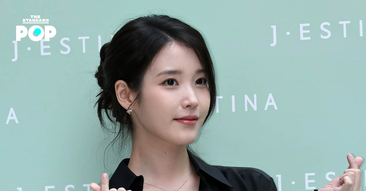 IU นักร้องและนักแสดงสาวชาวเกาหลีใต้กำลังโพสท่า