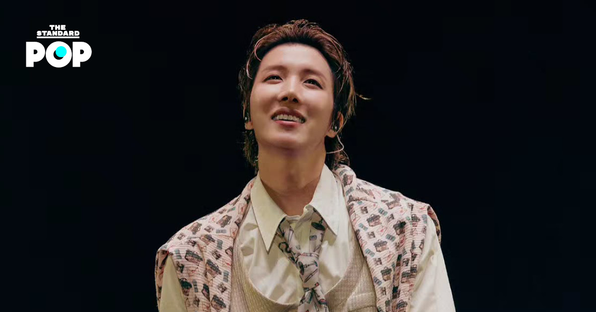ภาพ j-hope สมาชิกวง BTS โพสท่าขอบคุณแฟนคลับ