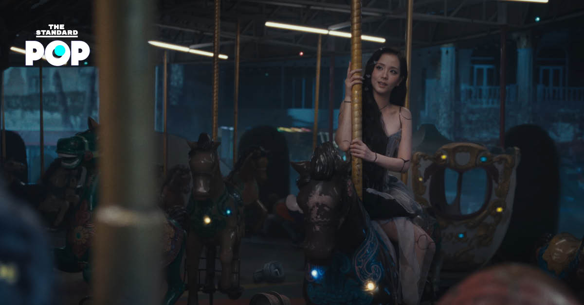ภาพ JISOO ในชุดแฟนตาซีจากมิวสิกวิดีโอเพลง CLICK