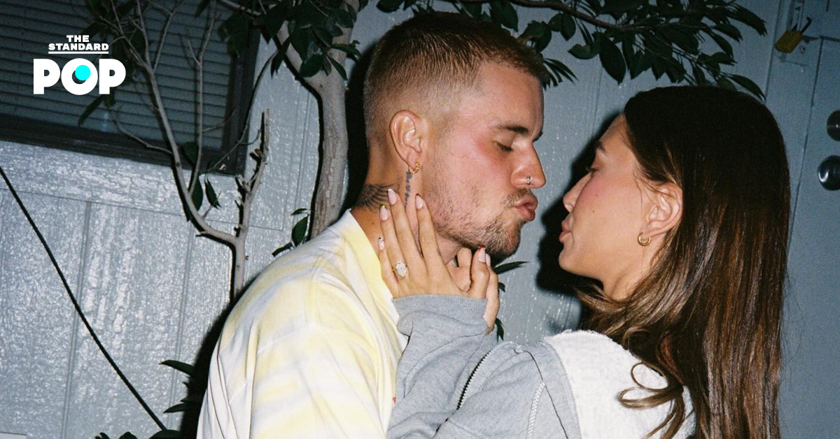 Justin และ Hailey Bieber กำลังเล่นพูลด้วยกันในบรรยากาศอบอุ่น