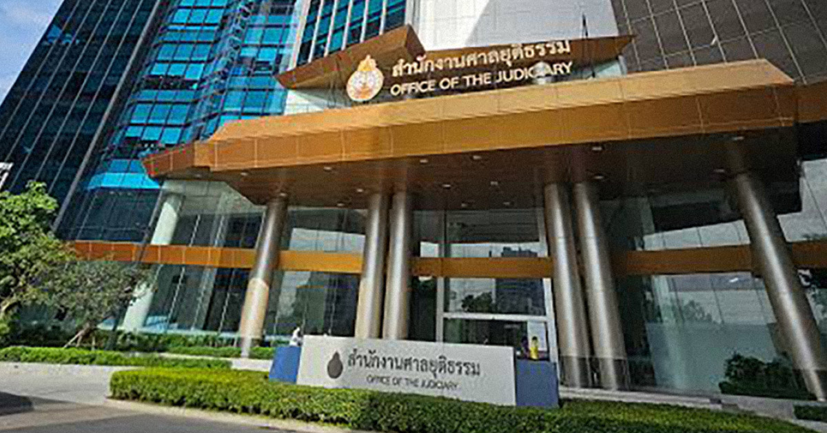 เจ้าหน้าที่นำตัวเยาวชนชายผู้ก่อเหตุยิงในโรงเรียนกำแพงเพชรส่งศาล