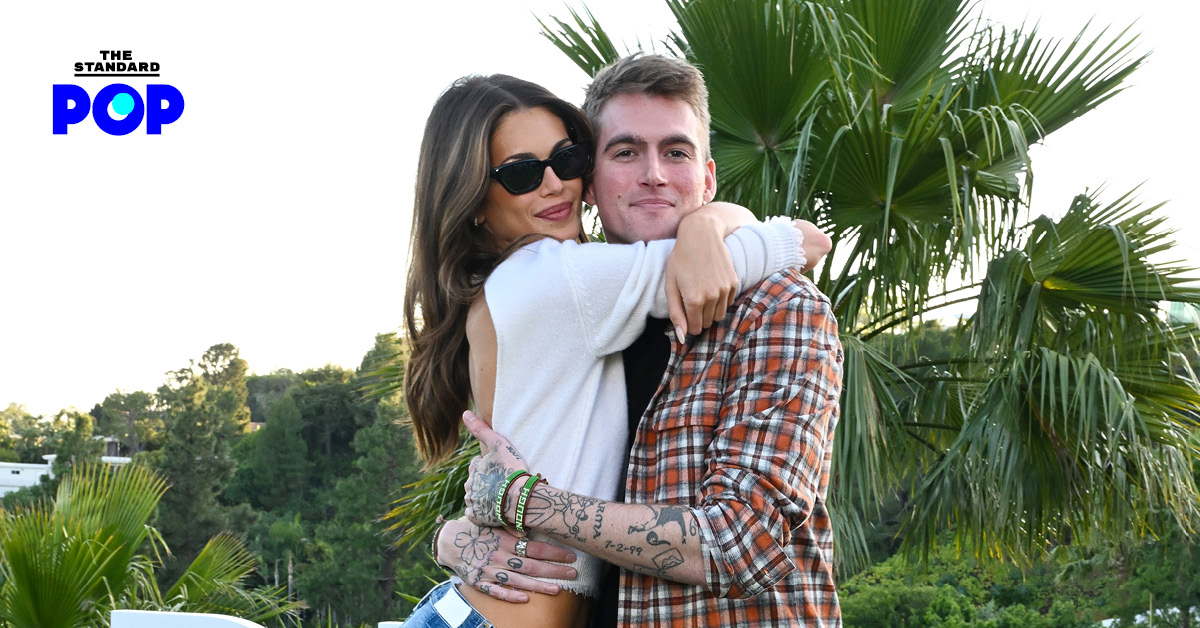 ภาพ Kaia Gerber และ Presley Gerber ยืนคู่กัน