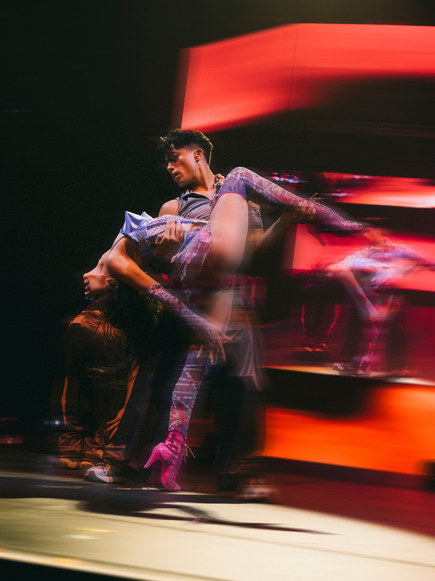 ภาพ KATSEYE สี่สมาชิกกำลังแสดงคอนเสิร์ตบนเวที 3