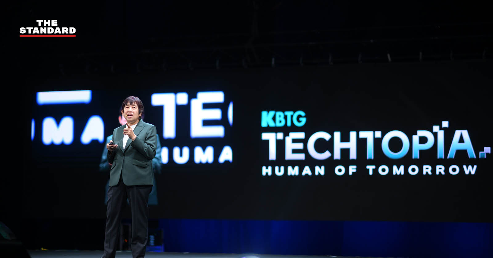ภาพบรรยากาศงาน KBTG Techtopia: Human of Tomorrow บนเวทีเสวนาเกี่ยวกับบทบาทของมนุษย์ในยุค AI