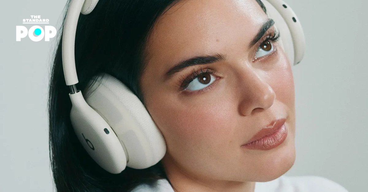 Kendall Jenner สวมหูฟัง Beats 360 ที่สามารถปรับแต่งสีได้