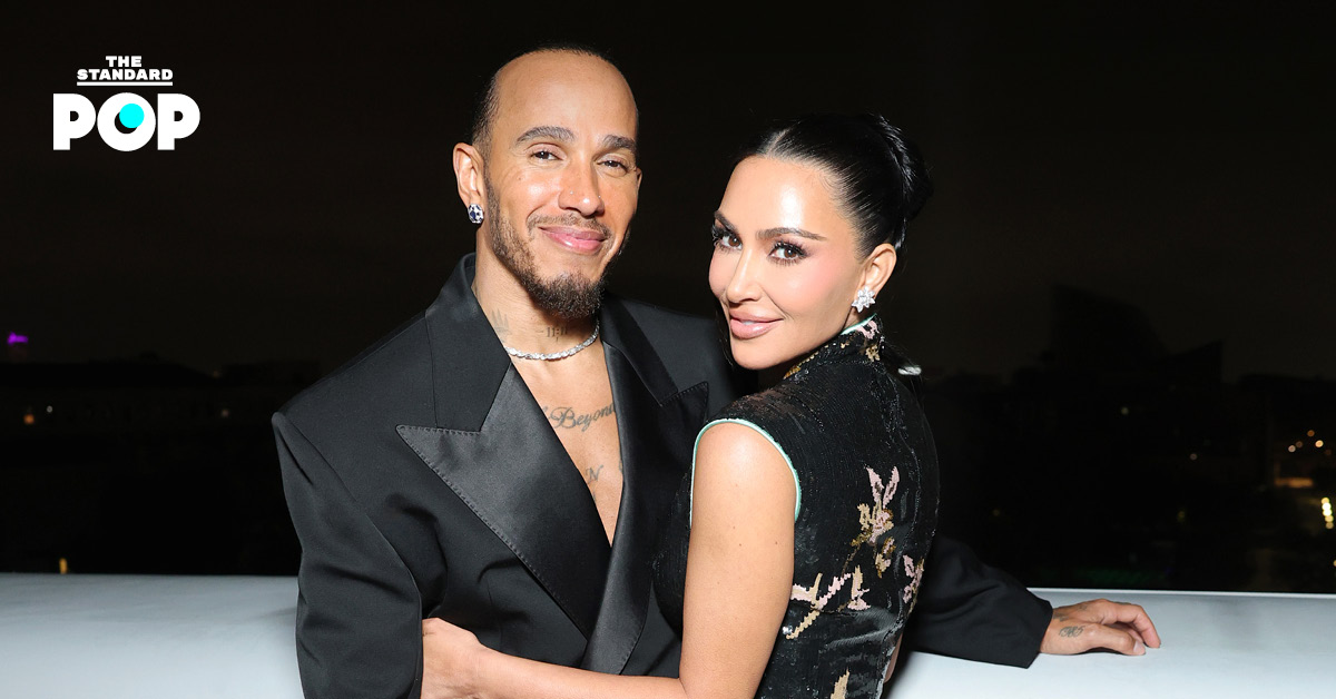 Kim Kardashian และ Lewis Hamilton ยืนคู่กันภายในงานเปิด Lucas Museum of Narrative Art