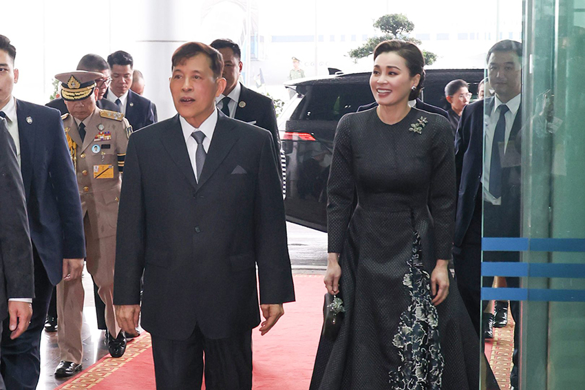 พระบาทสมเด็จพระเจ้าอยู่หัวและสมเด็จพระนางเจ้าฯ พระบรมราชินี เสด็จฯ ถึงท่าอากาศยานนานาชาติโหน่ยบ่าย กรุงฮานอย 1