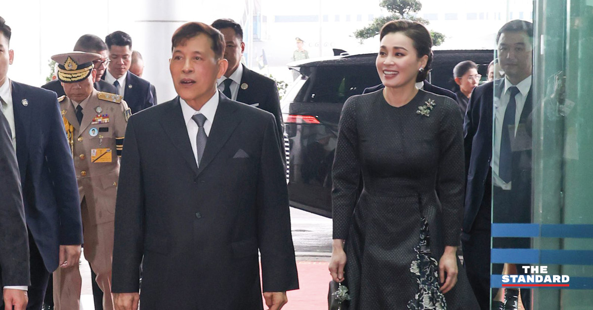 พระบาทสมเด็จพระเจ้าอยู่หัวและสมเด็จพระนางเจ้าฯ พระบรมราชินี เสด็จฯ ถึงท่าอากาศยานนานาชาติโหน่ยบ่าย กรุงฮานอย