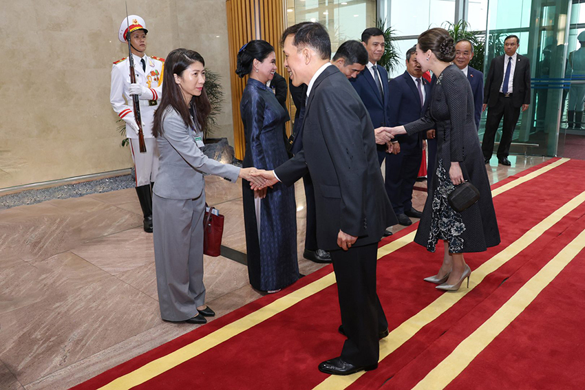 พระบาทสมเด็จพระเจ้าอยู่หัวและสมเด็จพระนางเจ้าฯ พระบรมราชินี เสด็จฯ ถึงท่าอากาศยานนานาชาติโหน่ยบ่าย กรุงฮานอย 10