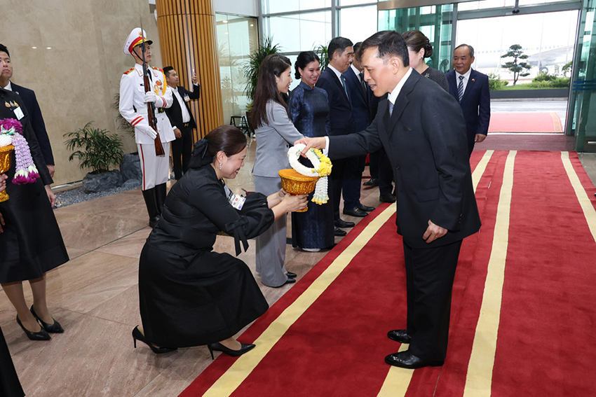 พระบาทสมเด็จพระเจ้าอยู่หัวและสมเด็จพระนางเจ้าฯ พระบรมราชินี เสด็จฯ ถึงท่าอากาศยานนานาชาติโหน่ยบ่าย กรุงฮานอย 11