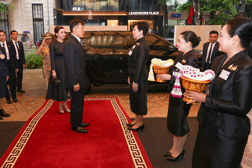 พระบาทสมเด็จพระเจ้าอยู่หัวและสมเด็จพระนางเจ้าฯ พระบรมราชินี เสด็จฯ ถึงท่าอากาศยานนานาชาติโหน่ยบ่าย กรุงฮานอย 12