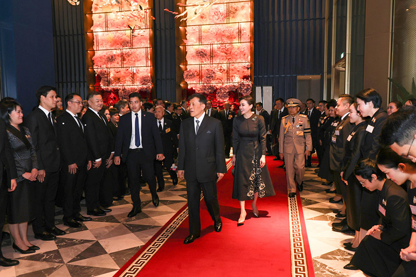 พระบาทสมเด็จพระเจ้าอยู่หัวและสมเด็จพระนางเจ้าฯ พระบรมราชินี เสด็จฯ ถึงท่าอากาศยานนานาชาติโหน่ยบ่าย กรุงฮานอย 13