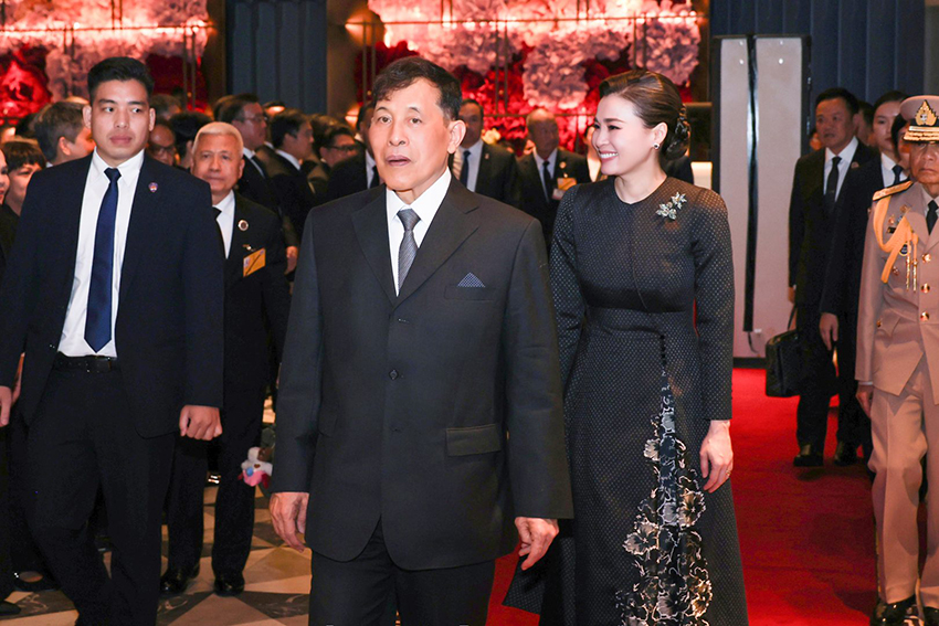 พระบาทสมเด็จพระเจ้าอยู่หัวและสมเด็จพระนางเจ้าฯ พระบรมราชินี เสด็จฯ ถึงท่าอากาศยานนานาชาติโหน่ยบ่าย กรุงฮานอย 14