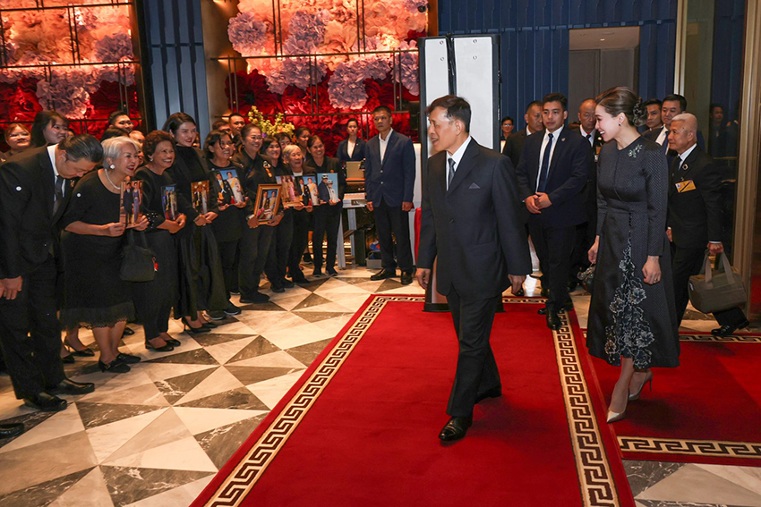 พระบาทสมเด็จพระเจ้าอยู่หัวและสมเด็จพระนางเจ้าฯ พระบรมราชินี เสด็จฯ ถึงท่าอากาศยานนานาชาติโหน่ยบ่าย กรุงฮานอย 15