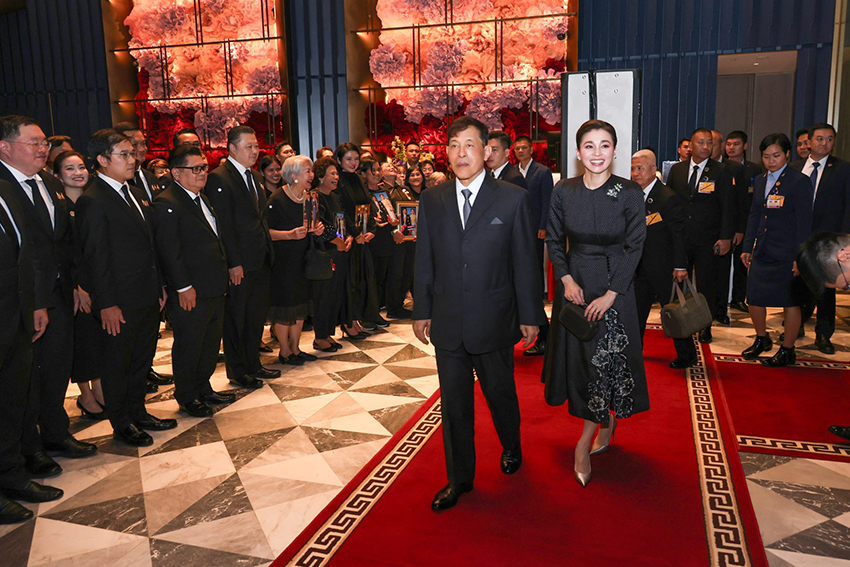 พระบาทสมเด็จพระเจ้าอยู่หัวและสมเด็จพระนางเจ้าฯ พระบรมราชินี เสด็จฯ ถึงท่าอากาศยานนานาชาติโหน่ยบ่าย กรุงฮานอย 16