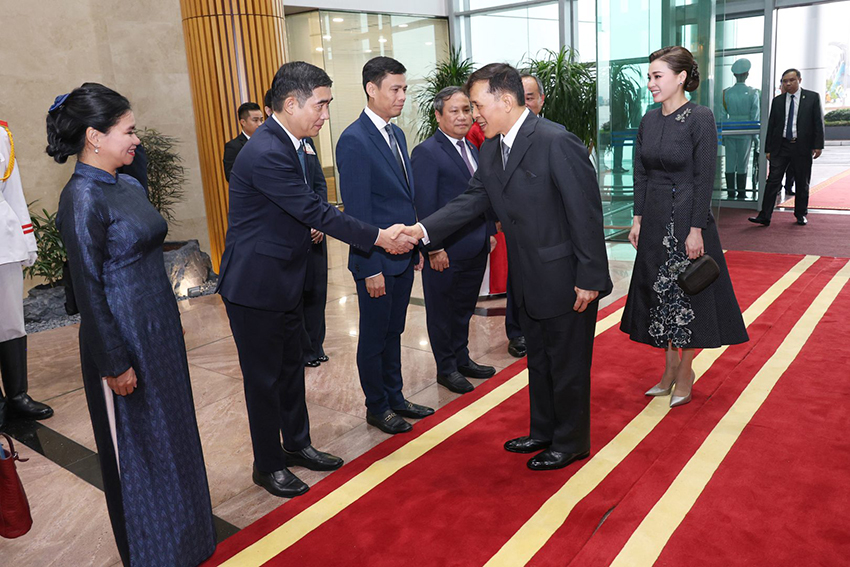 พระบาทสมเด็จพระเจ้าอยู่หัวและสมเด็จพระนางเจ้าฯ พระบรมราชินี เสด็จฯ ถึงท่าอากาศยานนานาชาติโหน่ยบ่าย กรุงฮานอย 17