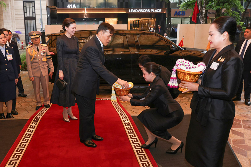 พระบาทสมเด็จพระเจ้าอยู่หัวและสมเด็จพระนางเจ้าฯ พระบรมราชินี เสด็จฯ ถึงท่าอากาศยานนานาชาติโหน่ยบ่าย กรุงฮานอย 18