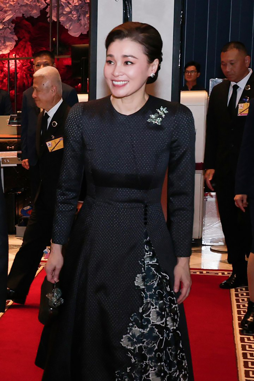 พระบาทสมเด็จพระเจ้าอยู่หัวและสมเด็จพระนางเจ้าฯ พระบรมราชินี เสด็จฯ ถึงท่าอากาศยานนานาชาติโหน่ยบ่าย กรุงฮานอย 19