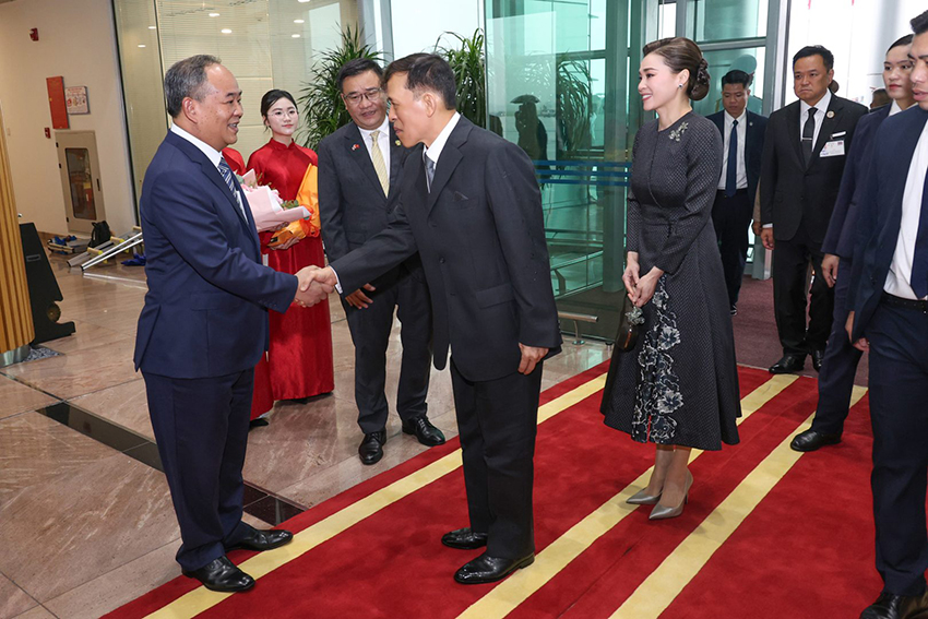 พระบาทสมเด็จพระเจ้าอยู่หัวและสมเด็จพระนางเจ้าฯ พระบรมราชินี เสด็จฯ ถึงท่าอากาศยานนานาชาติโหน่ยบ่าย กรุงฮานอย 2