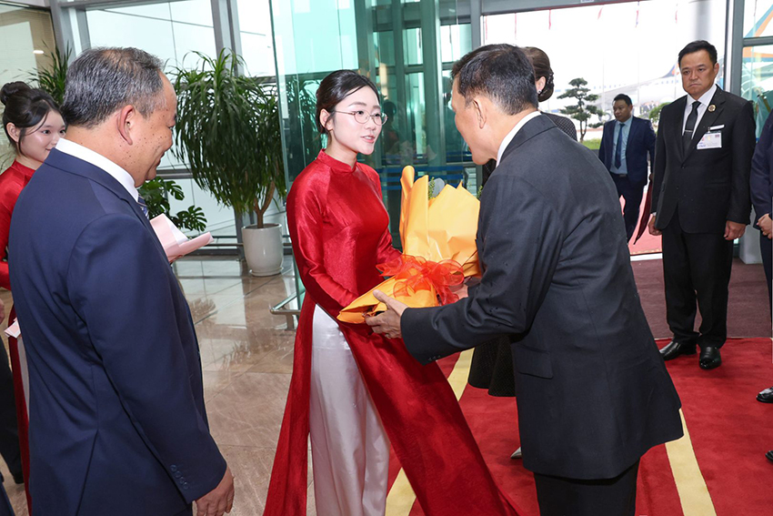 พระบาทสมเด็จพระเจ้าอยู่หัวและสมเด็จพระนางเจ้าฯ พระบรมราชินี เสด็จฯ ถึงท่าอากาศยานนานาชาติโหน่ยบ่าย กรุงฮานอย 3