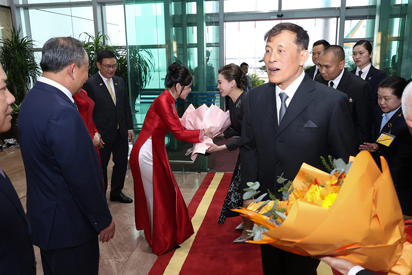 พระบาทสมเด็จพระเจ้าอยู่หัวและสมเด็จพระนางเจ้าฯ พระบรมราชินี เสด็จฯ ถึงท่าอากาศยานนานาชาติโหน่ยบ่าย กรุงฮานอย 4