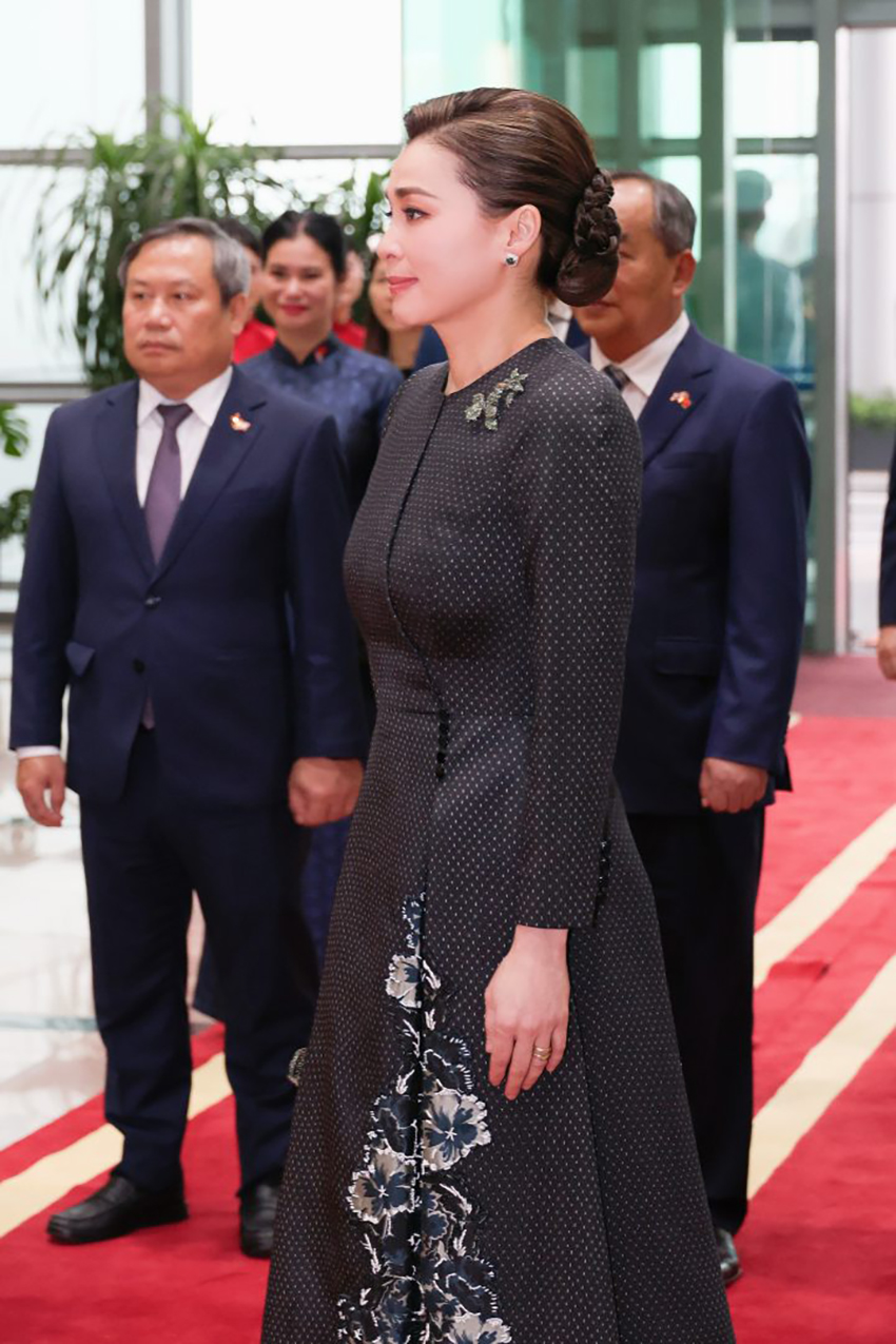 พระบาทสมเด็จพระเจ้าอยู่หัวและสมเด็จพระนางเจ้าฯ พระบรมราชินี เสด็จฯ ถึงท่าอากาศยานนานาชาติโหน่ยบ่าย กรุงฮานอย 7
