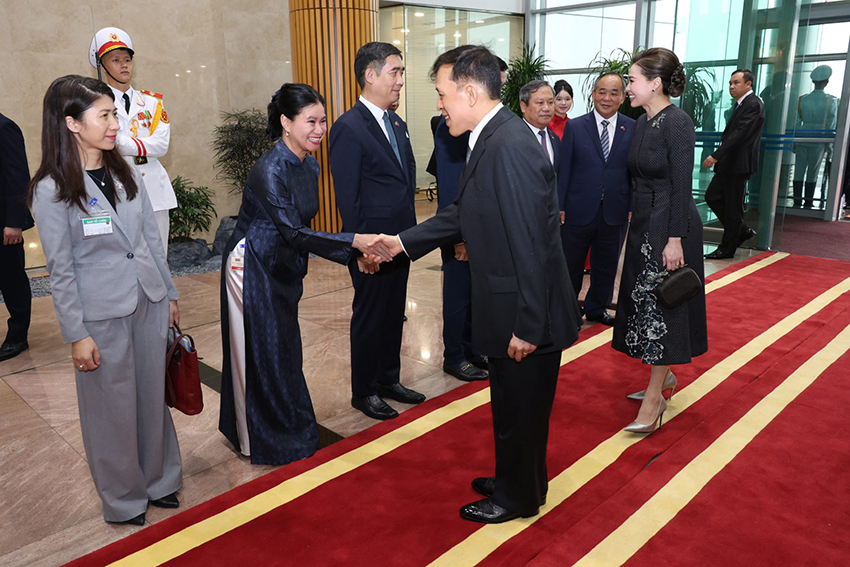 พระบาทสมเด็จพระเจ้าอยู่หัวและสมเด็จพระนางเจ้าฯ พระบรมราชินี เสด็จฯ ถึงท่าอากาศยานนานาชาติโหน่ยบ่าย กรุงฮานอย 8