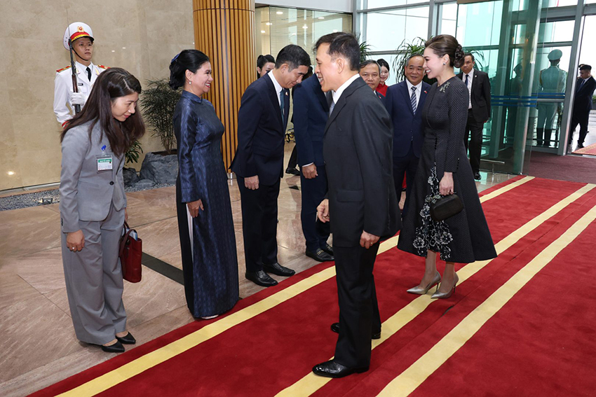 พระบาทสมเด็จพระเจ้าอยู่หัวและสมเด็จพระนางเจ้าฯ พระบรมราชินี เสด็จฯ ถึงท่าอากาศยานนานาชาติโหน่ยบ่าย กรุงฮานอย 9
