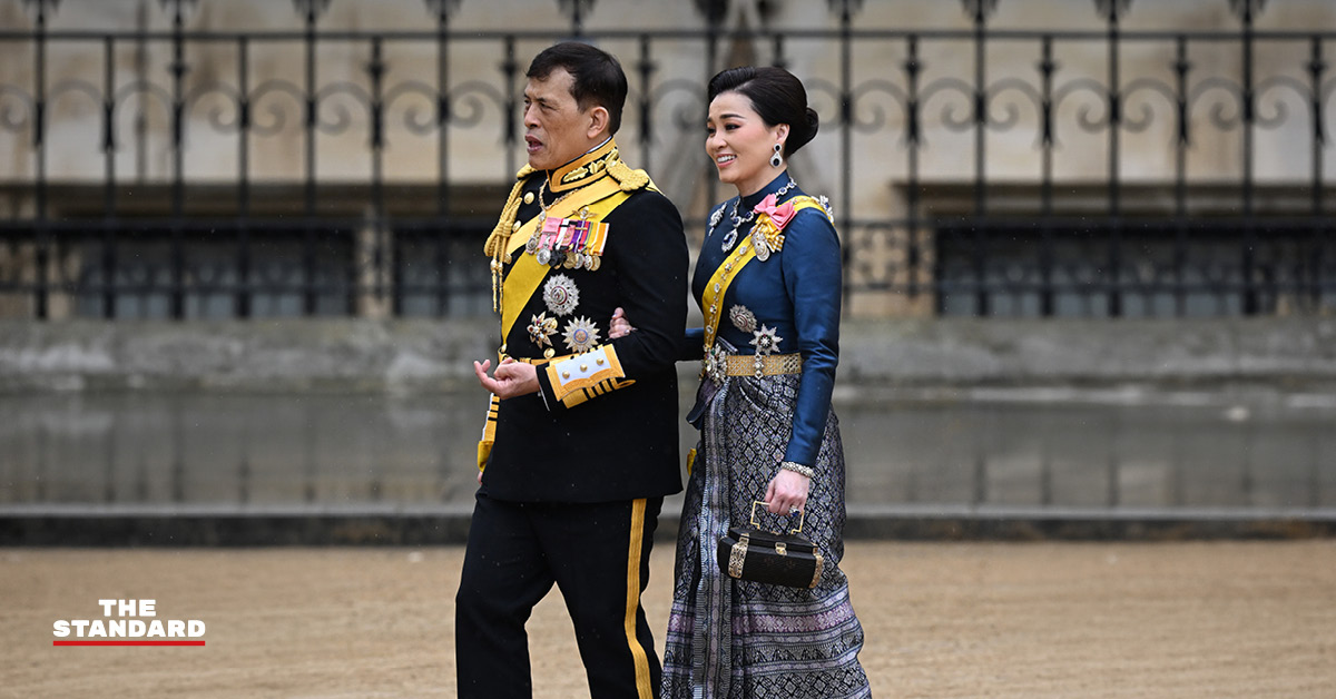 พระบรมฉายาลักษณ์พระบาทสมเด็จพระเจ้าอยู่หัวและสมเด็จพระนางเจ้าฯ พระบรมราชินี