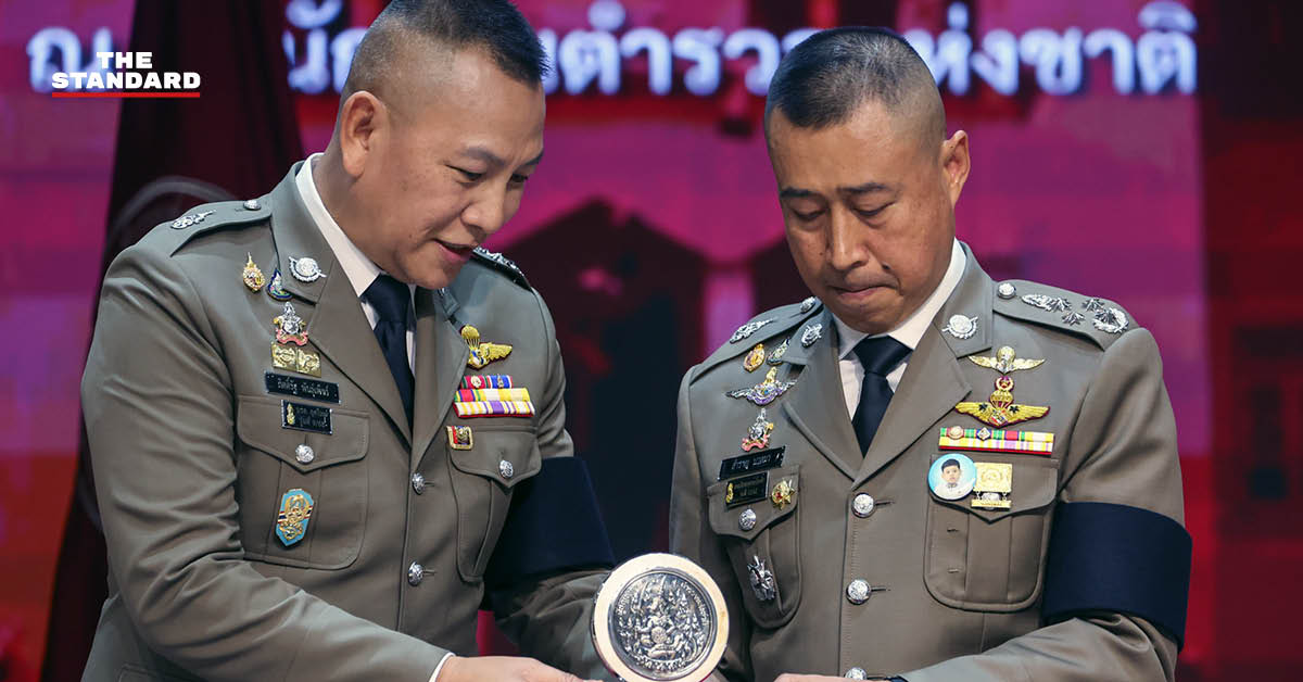 พล.ต.อ.กิตติ์รัฐ พันธุ์เพ็ชร์ ส่งมอบธงและตราประจำตำแหน่ง ผบ.ตร. ให้ พล.ต.อ.สำราญ นวลมา ในพิธีรับมอบหน้าที่