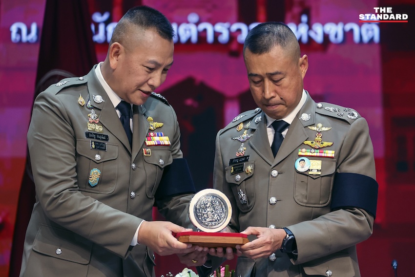 พล.ต.อ.กิตติ์รัฐ พันธุ์เพ็ชร์ ส่งมอบธงและตราประจำตำแหน่ง ผบ.ตร. ให้ พล.ต.อ.สำราญ นวลมา ในพิธีรับมอบหน้าที่ 1