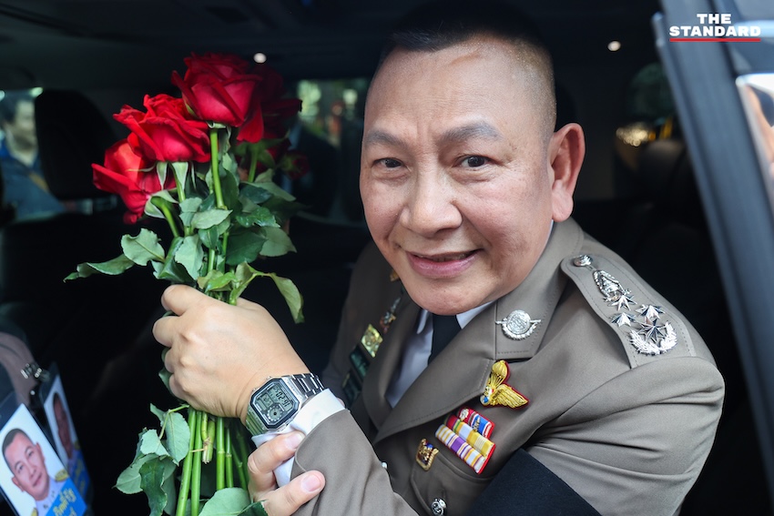 พล.ต.อ.กิตติ์รัฐ พันธุ์เพ็ชร์ ส่งมอบธงและตราประจำตำแหน่ง ผบ.ตร. ให้ พล.ต.อ.สำราญ นวลมา ในพิธีรับมอบหน้าที่ 10