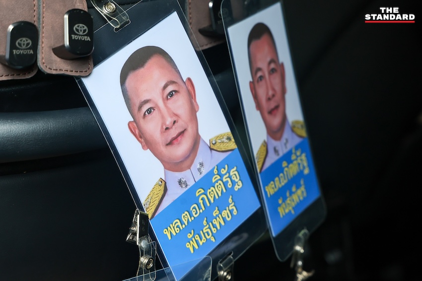 พล.ต.อ.กิตติ์รัฐ พันธุ์เพ็ชร์ ส่งมอบธงและตราประจำตำแหน่ง ผบ.ตร. ให้ พล.ต.อ.สำราญ นวลมา ในพิธีรับมอบหน้าที่ 11