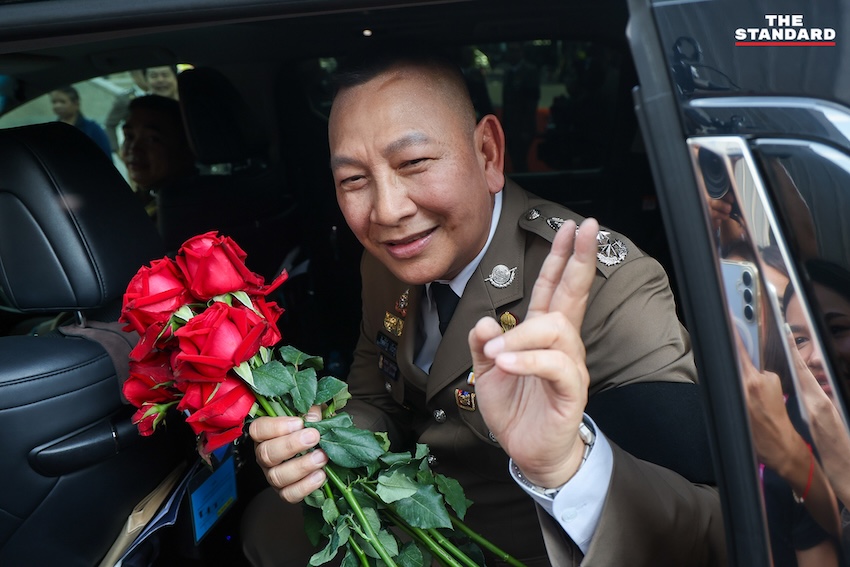 พล.ต.อ.กิตติ์รัฐ พันธุ์เพ็ชร์ ส่งมอบธงและตราประจำตำแหน่ง ผบ.ตร. ให้ พล.ต.อ.สำราญ นวลมา ในพิธีรับมอบหน้าที่ 2