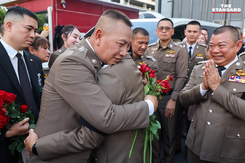 พล.ต.อ.กิตติ์รัฐ พันธุ์เพ็ชร์ ส่งมอบธงและตราประจำตำแหน่ง ผบ.ตร. ให้ พล.ต.อ.สำราญ นวลมา ในพิธีรับมอบหน้าที่ 3