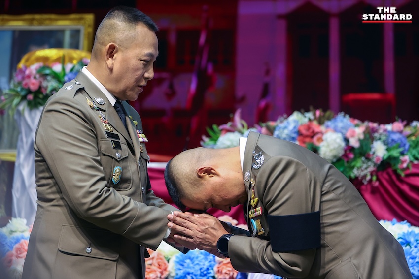พล.ต.อ.กิตติ์รัฐ พันธุ์เพ็ชร์ ส่งมอบธงและตราประจำตำแหน่ง ผบ.ตร. ให้ พล.ต.อ.สำราญ นวลมา ในพิธีรับมอบหน้าที่ 4